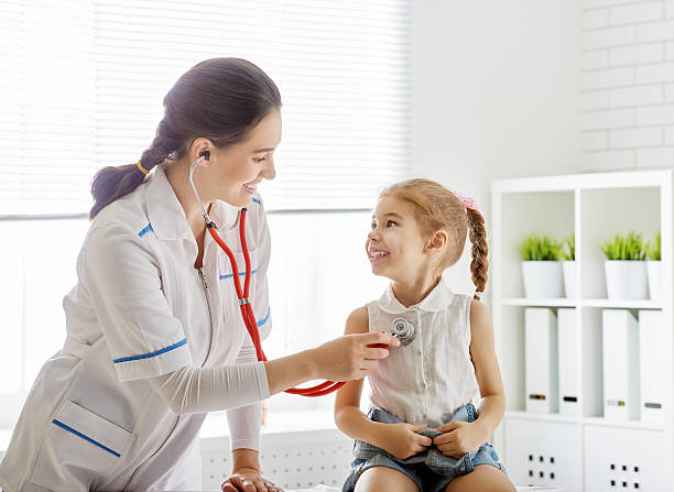 médico examinar un niño - doctor cheerful child healthcare and medicine fotografías e imágenes de stock