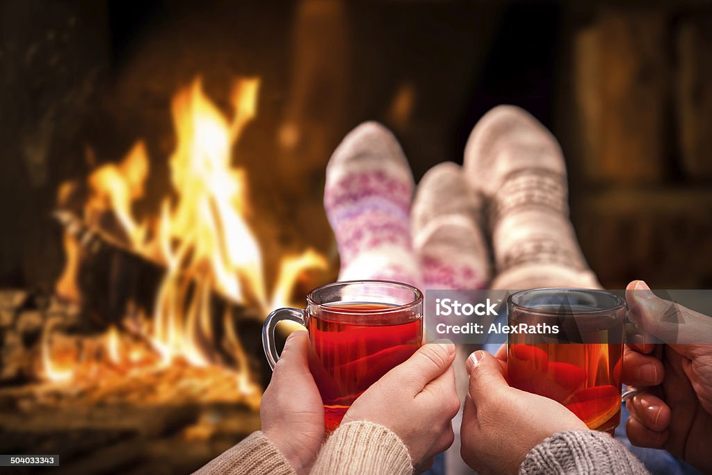 Glühwein im romantischen Kamin - Lizenzfrei Weihnachten Stock-Foto