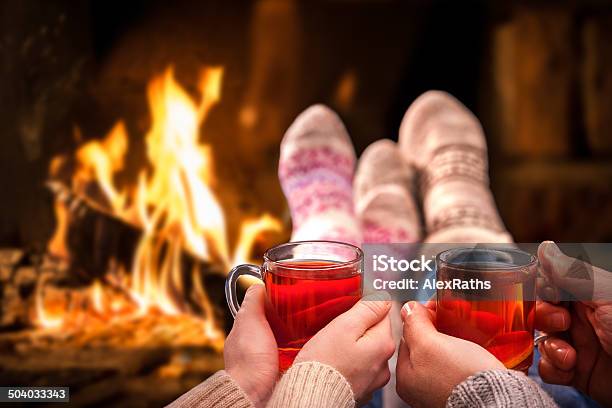 Glühwein Im Romantischen Kamin Stockfoto und mehr Bilder von Weihnachten - Weihnachten, Paar - Partnerschaft, Kamin - Gebäudeteil