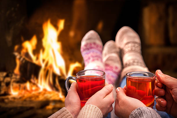 vinho quente na lareira romântica - drinking tea cup drink imagens e fotografias de stock