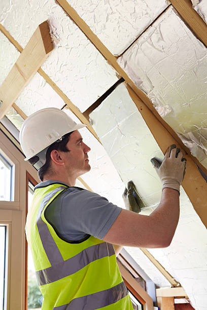 istock Builder Fitting Insulation Boards Into Roof Of New Home 504033715