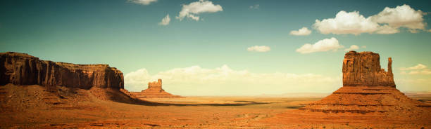 monument valley panorama - panoramic wild west desert scenics foto e immagini stock