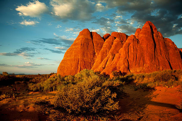 istock devils garden rocks in sunset light - arches park utah 504035509