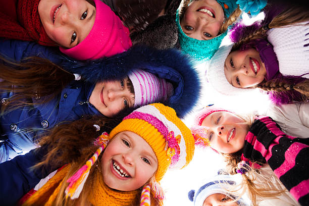 cerchio di bambini felici di fuori - group of people teenager snow winter foto e immagini stock