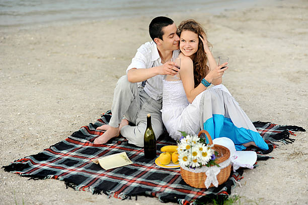 coppia in amore sul lago per un picnic - old fashioned retro revival apple togetherness foto e immagini stock