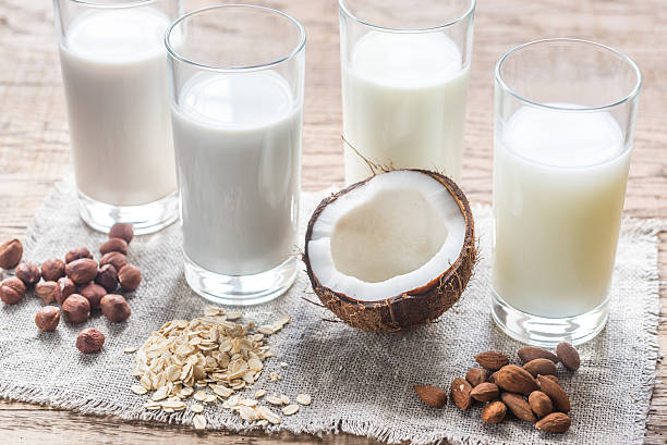 diversi tipi di non dairy milk - latte di cocco foto e immagini stock