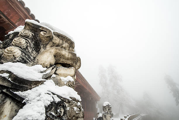 храм (jieyindian), покрытые снегом на emei mountain - emeishan стоковые фото и изображения