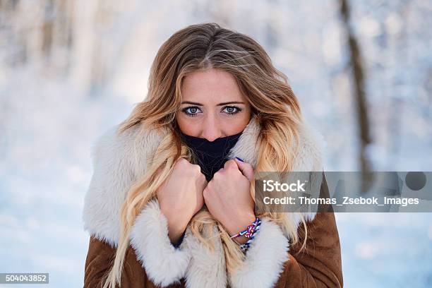 Hermoso Retrato De Invierno De Mujer Joven Al Aire Libre Foto de stock y más banco de imágenes de Invierno