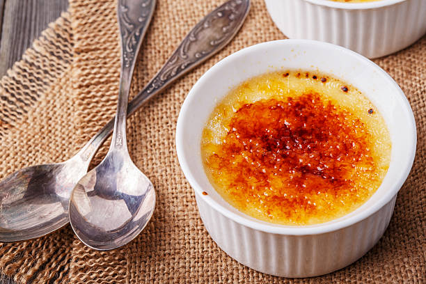 «крем-брюле»-традиционная французская ваниль кремовый десерт. - dessert creme brulee food gourmet стоковые фото и изображения