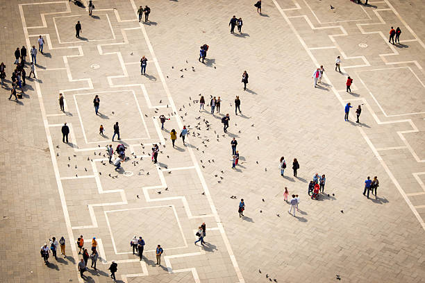 piazza san marco und venedig - rush hour commuter shadow focus on shadow stock-fotos und bilder