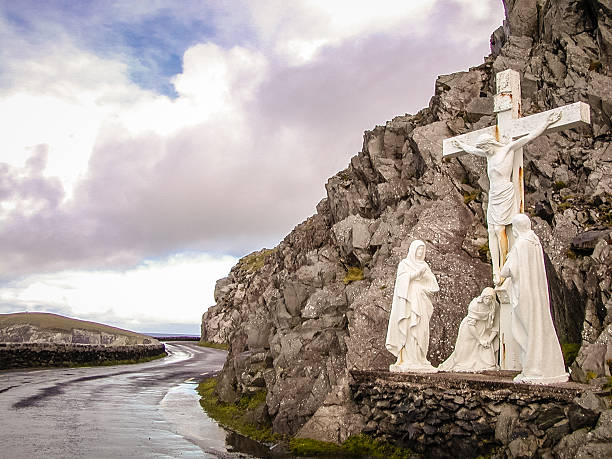 크로스 슬리 헤드 - republic of ireland famous place dingle peninsula slea head 뉴스 사진 이미지