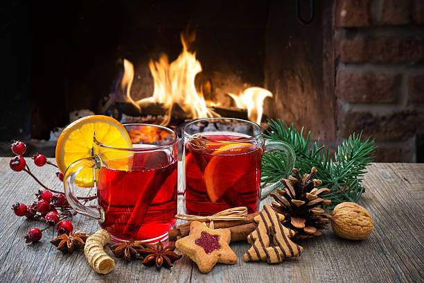 vinho quente na lareira romântica - drinking tea cup drink imagens e fotografias de stock