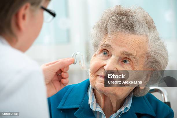 Foto de Aparellho Auditivo e mais fotos de stock de Clínica de Repouso - Clínica de Repouso, Orelha, Aparellho Auditivo