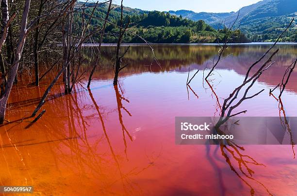 Foto de Red Poluído Lago e mais fotos de stock de Cobre - Cobre, Desastre ecológico, Desastre natural