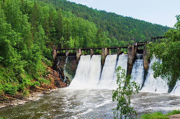 дам — гидроэлектростанция - flowing river water dam стоковые фото и изображения