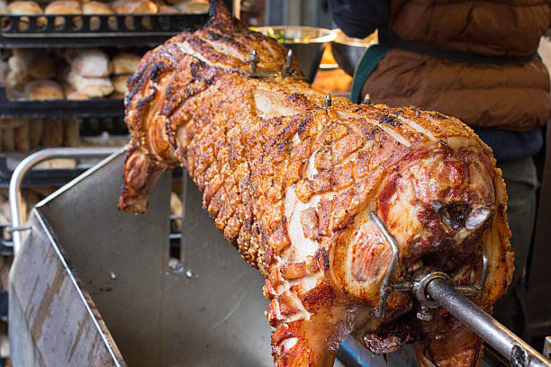 am spieß in borough market, london - pig roasted spit roasted domestic pig stock-fotos und bilder