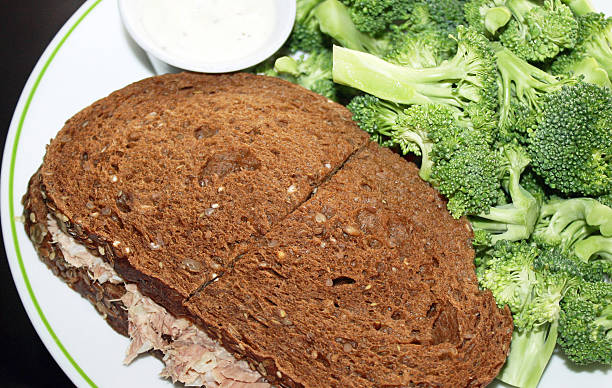 nutritivo de atum em pão de centeio com acompanhamento de brócolis - tuna salad sandwich rye sandwich healthy eating - fotografias e filmes do acervo