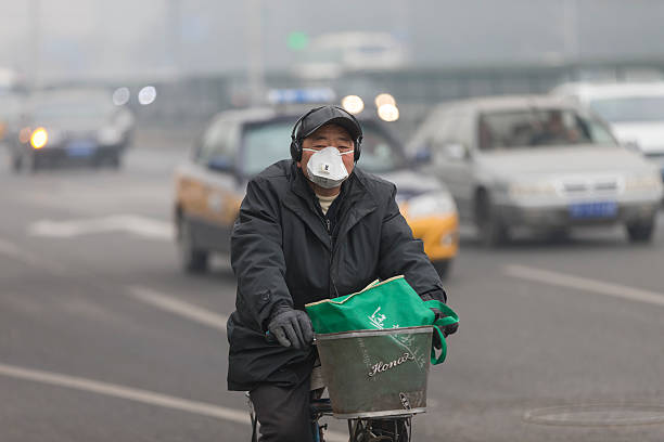 homme portant masque à la bouche avec filtre contre la pollution atmosphérique, beijing - beijing air pollution china smog photos et images de collection