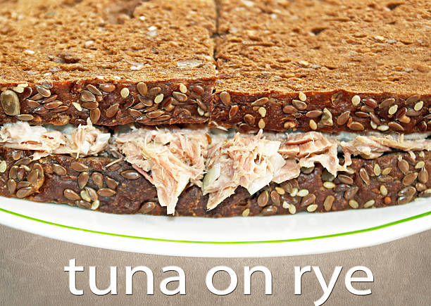 kanapka z pastą z tuńczyka na chleb żytni - tuna salad sandwich rye sandwich healthy eating zdjęcia i obrazy z banku zdjęć