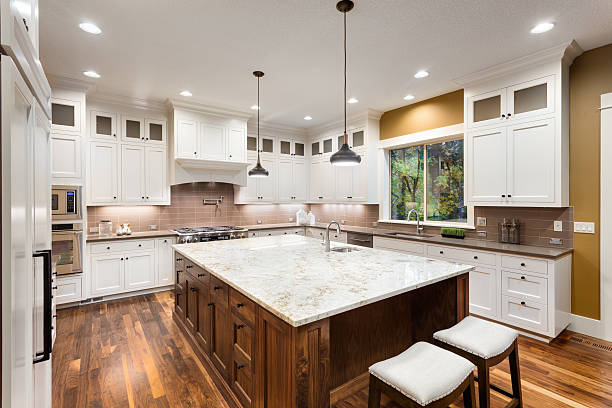 beautiful kitchen in luxury home - graniet fotos stockfoto's en -beelden
