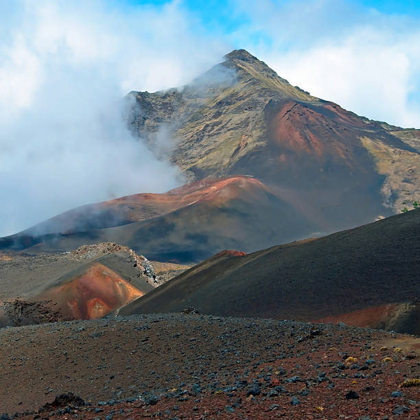 クレータートレイルズでのマウイのあるハレアカラ国立公園 - maui haleakala national park hawaii islands usa ストックフォトと画像