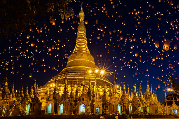 pagode de shwedagon - yangon photos et images de collection