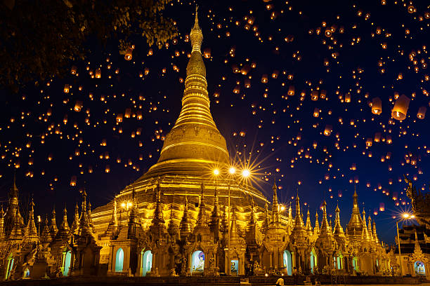 pagode de shwedagon - shwedagon pagoda yangon myanmar temple - fotografias e filmes do acervo