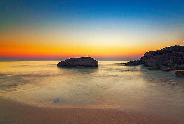 spokój i calmness na plaży w sunrise/słońca kolorowe - orange county california beach zdjęcia i obrazy z banku zdjęć