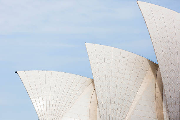 sydney opera house contra o céu azul, com espaço de cópia - sydney opera house imagens e fotografias de stock