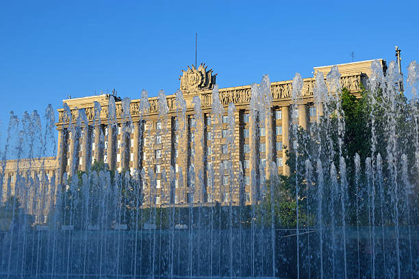 The fountains and the House of Soviets on Moskovskaya square The fountains and the House of Soviets on Moskovskaya square Sunny summer day in St. Petersburg moskovskaya stock pictures, royalty-free photos & images