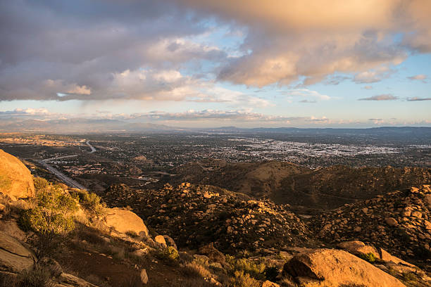les nuages s'amoncellent au-dessus de los angeles, en californie - northridge photos et images de collection