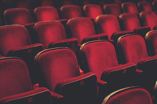 Vacío cómodos asientos rojo con números de cine photo