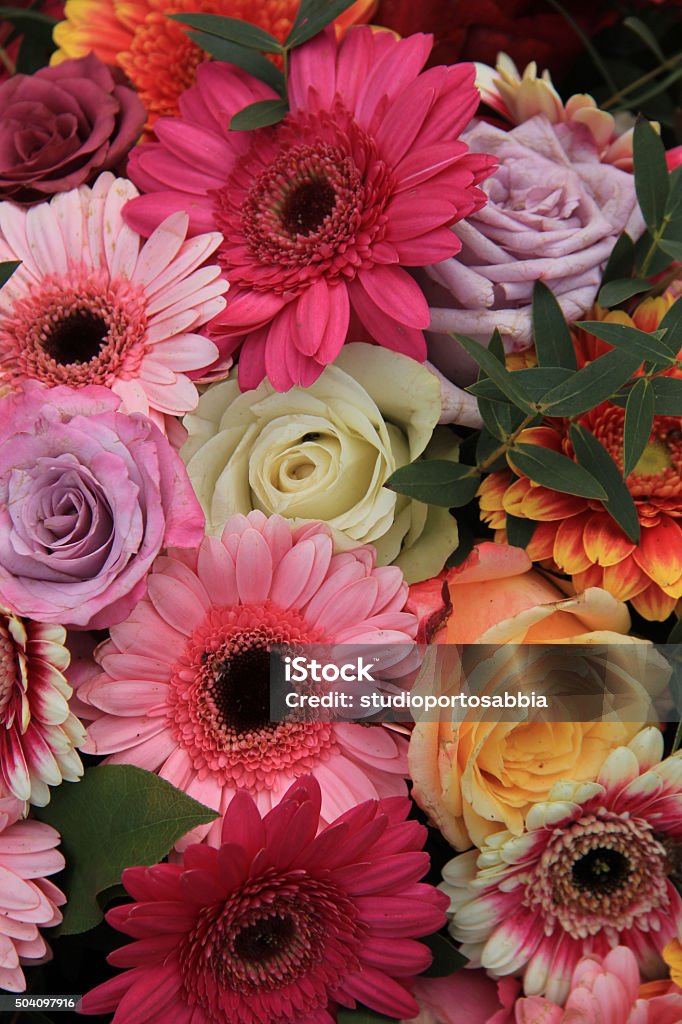 Foto de Gerberas E Rosas Com Buquê Da Noiva e mais fotos de stock de Amor -  Amor, Arranjo, Bouquet - iStock