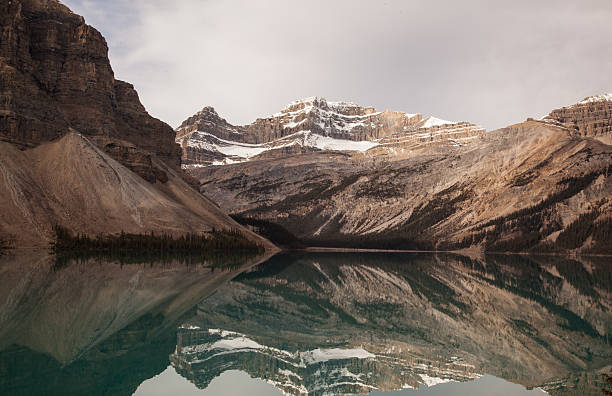 Montanha imagem espelhada, Parque Nacional de Banff - foto de acervo