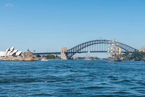 ekwador smukły żaglowiec guayas, harbour bridge i sydney opera house. - sydney australia sydney harbor bridge opera house sydney opera house zdjęcia i obrazy z banku zdjęć