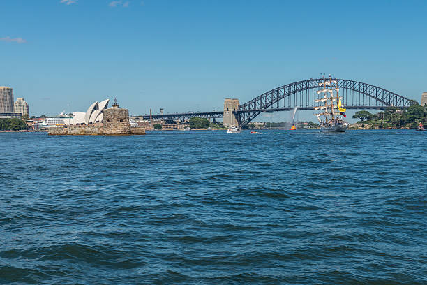 ekwador smukły żaglowiec guayas, harbour bridge i sydney opera house. - sydney australia sydney harbor bridge opera house sydney opera house zdjęcia i obrazy z banku zdjęć