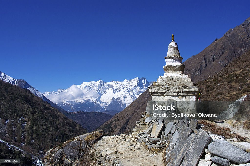 Por estupa en el camino en Himalayas, Nepal - Foto de stock de Aire libre libre de derechos