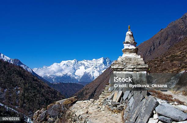 Por Estupa En El Camino En Himalayas Nepal Foto de stock y más banco de imágenes de Aire libre - Aire libre, Asia, Bazar de Namche