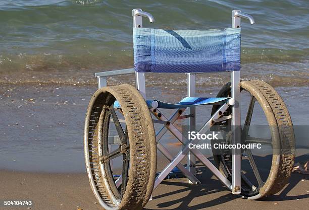 Rollstuhl Mit Edelstahlräder Stockfoto und mehr Bilder von Andersfähigkeiten - Andersfähigkeiten, Ausrüstung und Geräte, Erholung