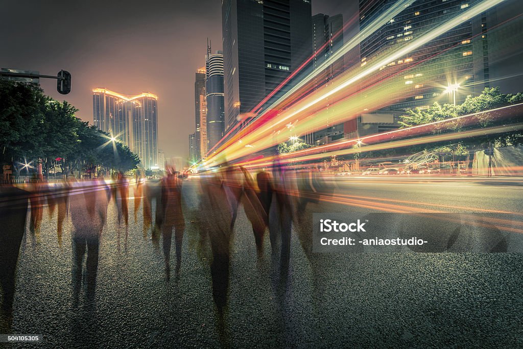 blur Menschen und Verkehr auf der Straße bei Nacht - Lizenzfrei Menschen Stock-Foto