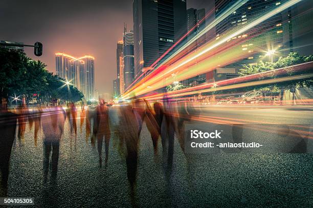 Foto de O Desfoque Pessoas E Tráfego Na Rua À Noite e mais fotos de stock de Pessoas - Pessoas, Cidade, Movimento