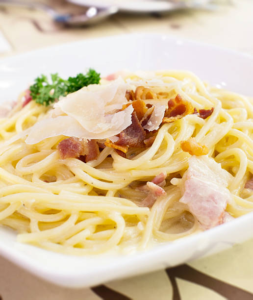 spaghetti cabonara - pasta cabonara stock-fotos und bilder