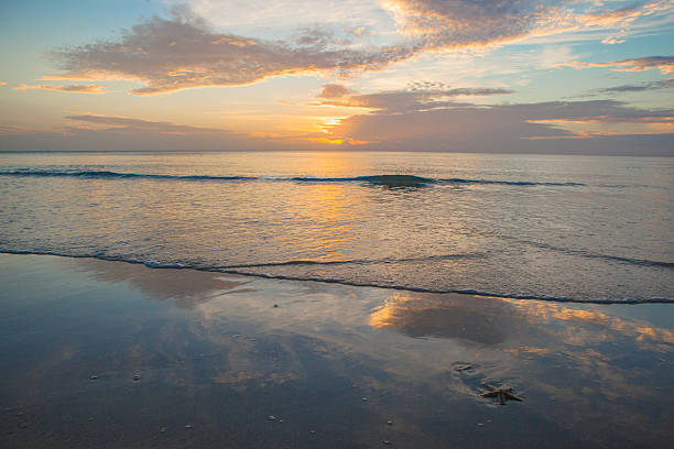 nascer do sol na praia com seastar - nakhon si thammarat - fotografias e filmes do acervo