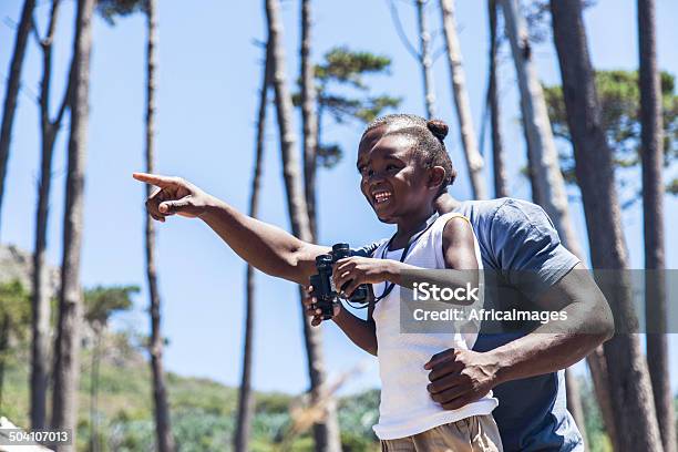 Afrikanischen Vater Zeigt Auf Seiner Tochter Etwas Zeigen Stockfoto und mehr Bilder von Abenteuer