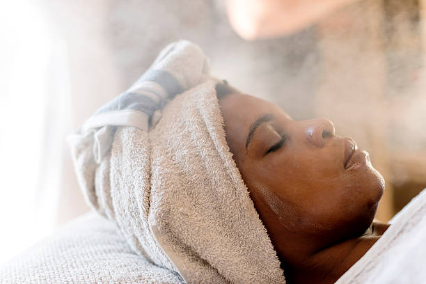 горячий процедуры в спа-центре - beauty treatment spa treatment women towel стоковые фото и изображения