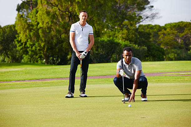 golf non sono per i deboli di entusiasmo - golf putting determination focus foto e immagini stock
