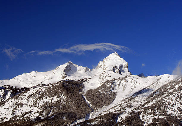 buck mountain in den grand tetons mit wolken cirrus schwimmenden über - west rock ridge stock-fotos und bilder