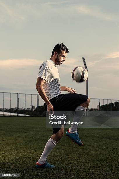 Foto de Faz Manobras Jogador De Futebol e mais fotos de stock de 20 Anos - 20 Anos, Adulto, Atividade