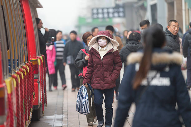왕푸징 도보 거리  베이징 ， china - beijing air pollution china smog 뉴스 사진 이미지