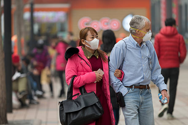 wangfujing rua em  beijing ， china - smog china beijing pollution - fotografias e filmes do acervo